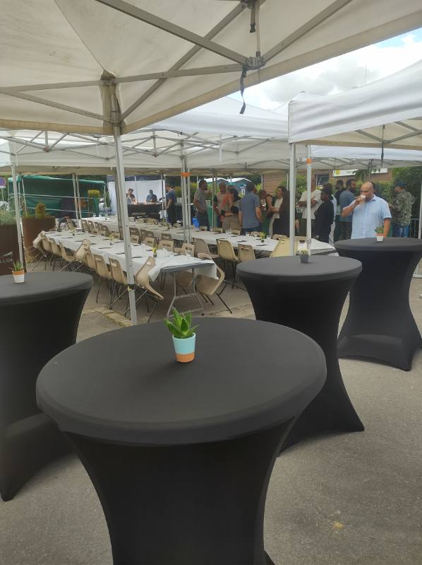 Les tables et les mange-debout attendent les convives qui, pour l'instant, prennent l'apéro