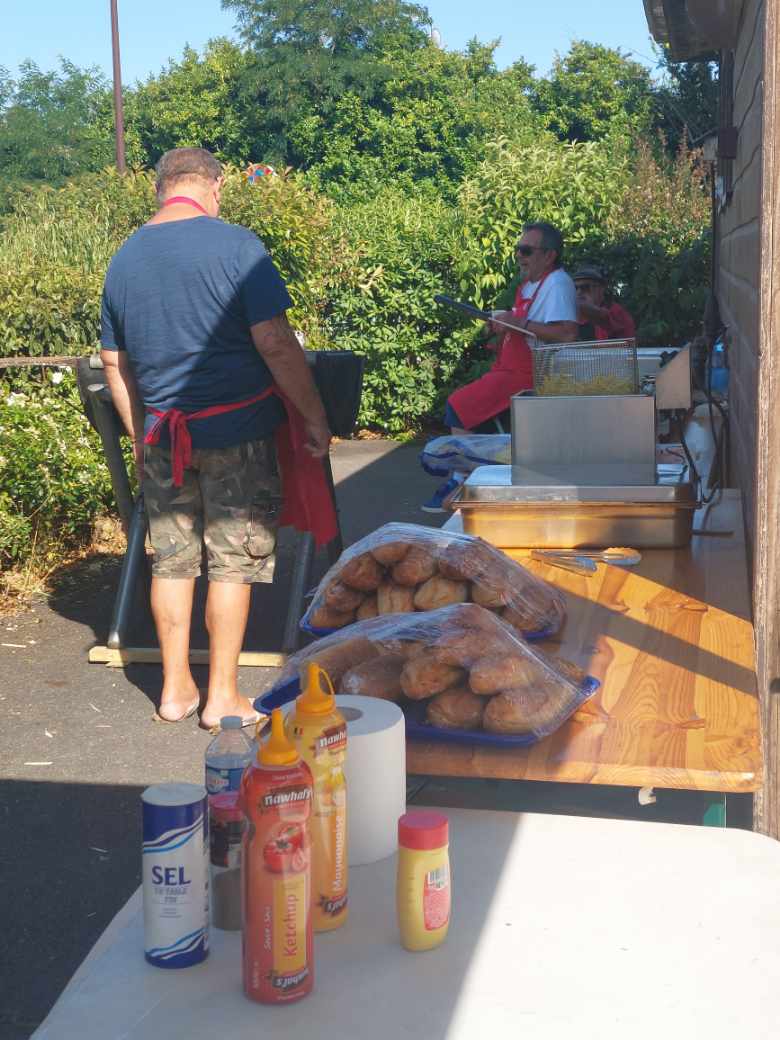 De dos, Henri Hacquel entrain de deviser avec William Lacassagne. Ils ont grillé des quantités industrielles de chipolatas et de merguez et préparer des kilos et des kilos de frites. Didier Marin était au service