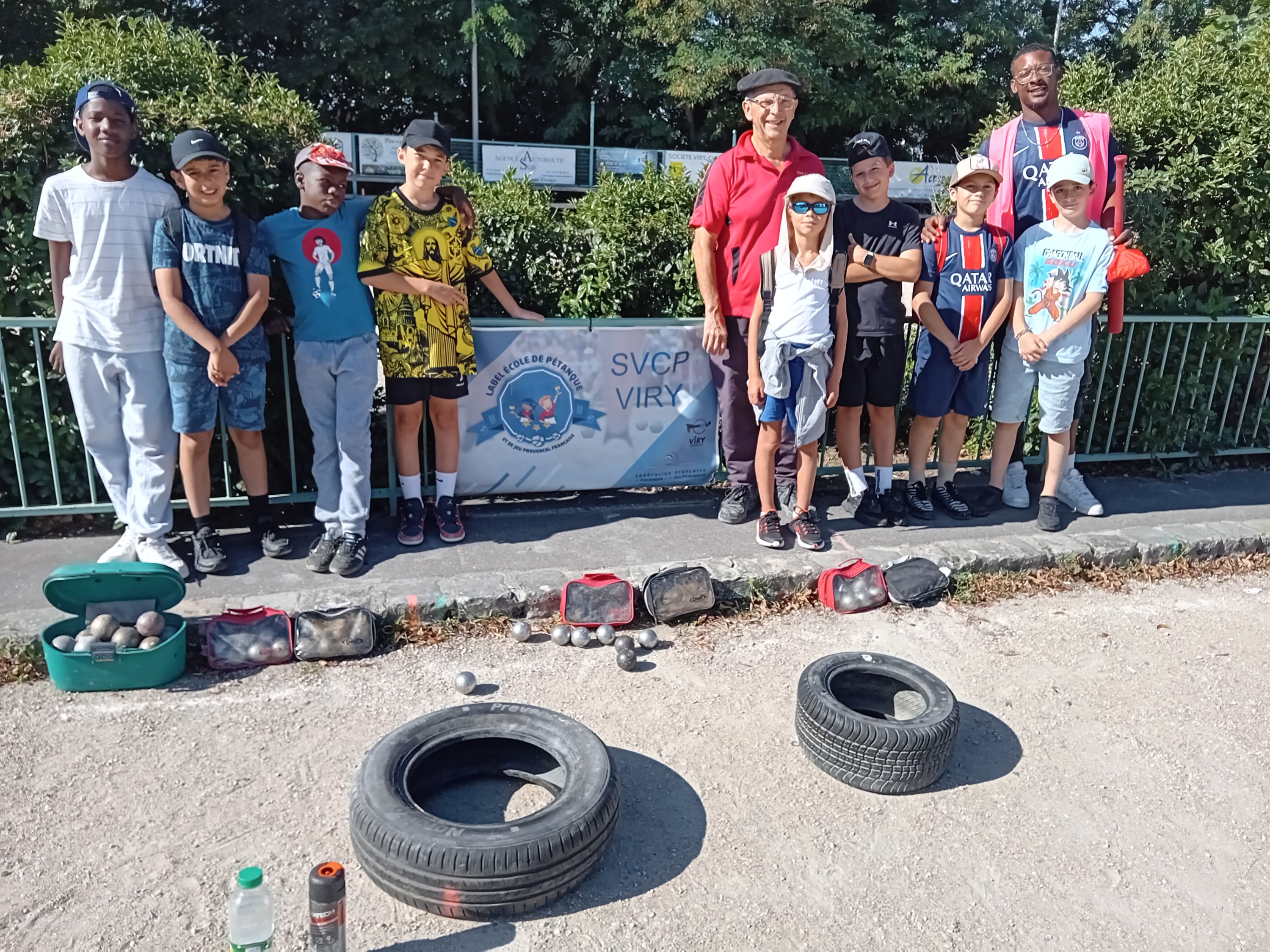 Les huit jeunes avec Alex (encadrant CLE) et Joël (éducateur BF 2 SVCP) Les huit jeunes avec Alex (encadrant CLE) et Joël (éducateur BF 2 SVCP)