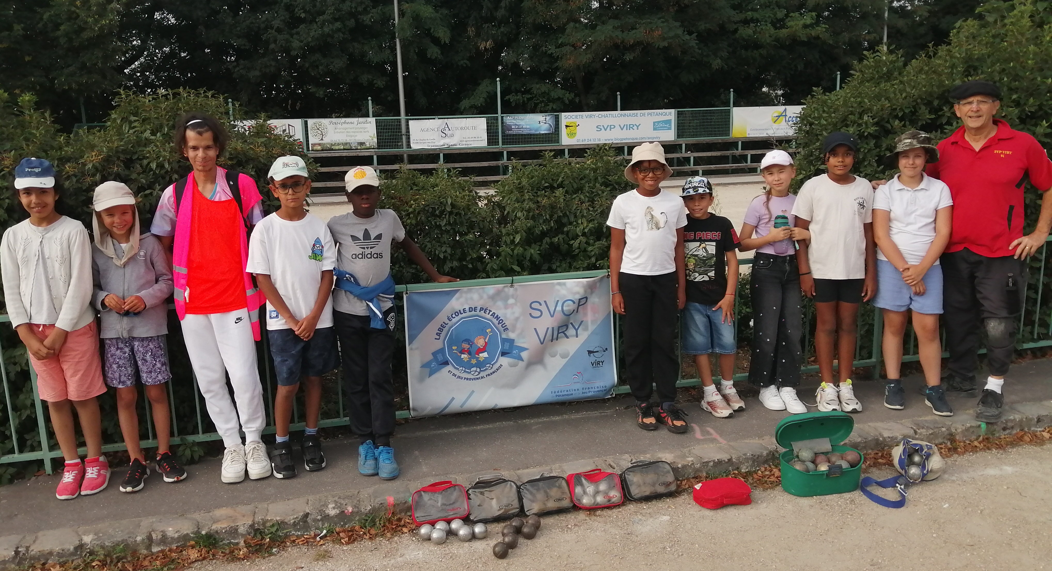 Les jeunes (9) et l'encadrement Les jeunes (9) et l'encadrement