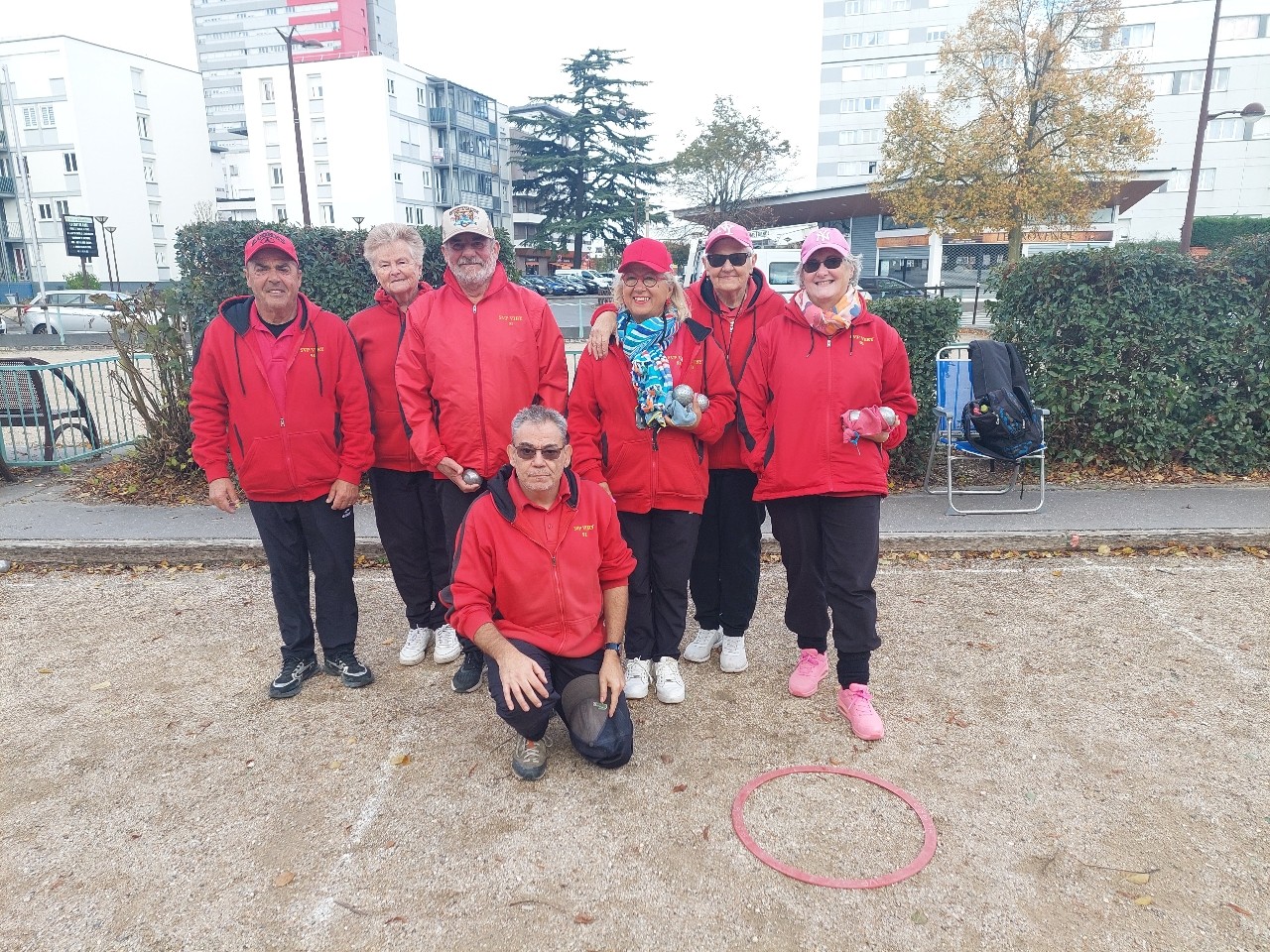 L'équipe SVCP 5 : José, Annick, Gilles, Linda, Christiane, Florence. Accroupi : Bruno Gey (joueur et coach)