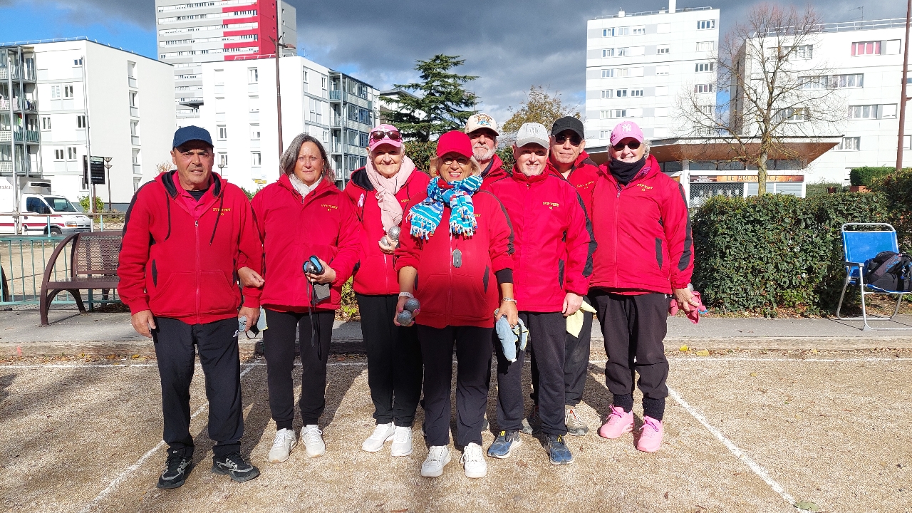 L'équipe SVCP 5 : José, Marie-France, Christiane, Linda, Gilles, Marc, Bruno (joueur et coach) et Florence L'équipe SVCP 5 : José, Marie-France, Christiane, Linda, Gilles, Marc, Bruno (joueur et coach) et Florence