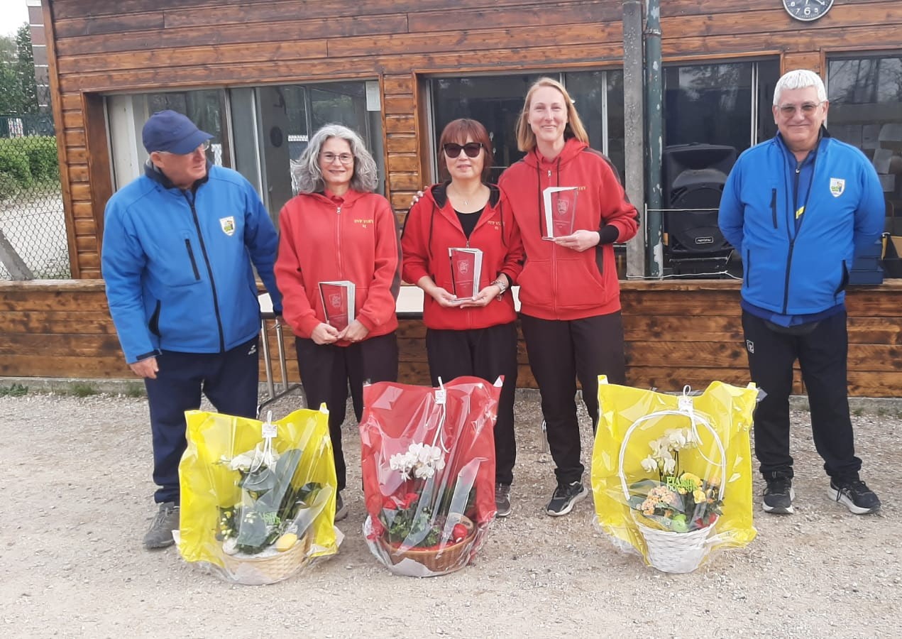 Pascale, Ji et Patrycja avec leurs récompenses en compagnie des officiels