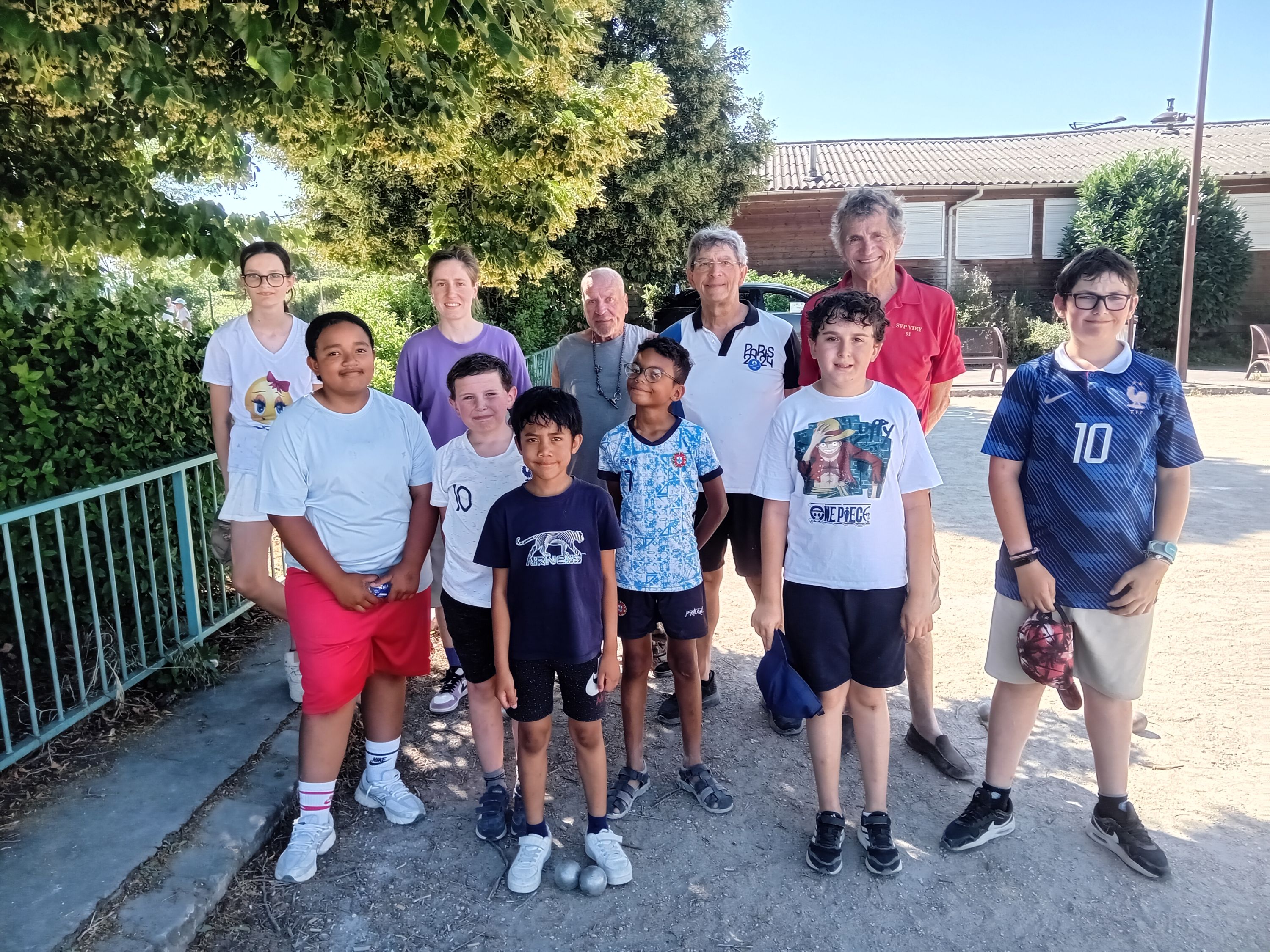 Les participants à la séance de l'École de pétanque SVCP du 17.06.2026 : Pauline, Marina, Ségolène (CTRR), Logan, Lucas, Marc (assistant), Aaron, Joël (BF 2), Rayan, Guy (BF 2) et Luka