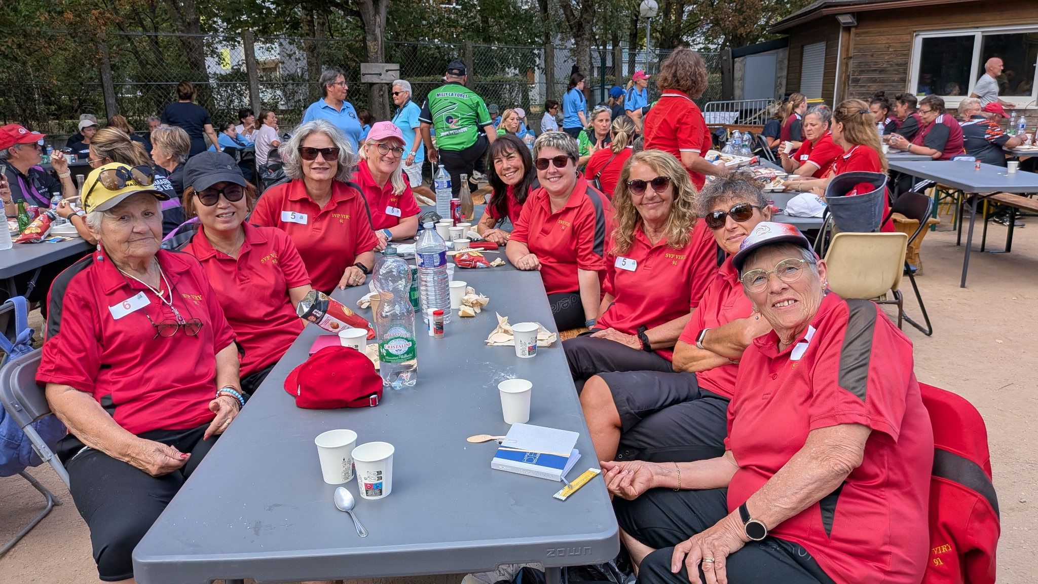 Les équipes SVCP et leurs capitaines au 14ème Master Féminin de l'Essonne au CBPRO. A gauche l'équipe B : Christiane (capitaine), Ji, Pascale, Véronique (manque Florence). A droite, l'équipe A : Babette (capitaine, Annie, Murielle, Nathalie et Lily,