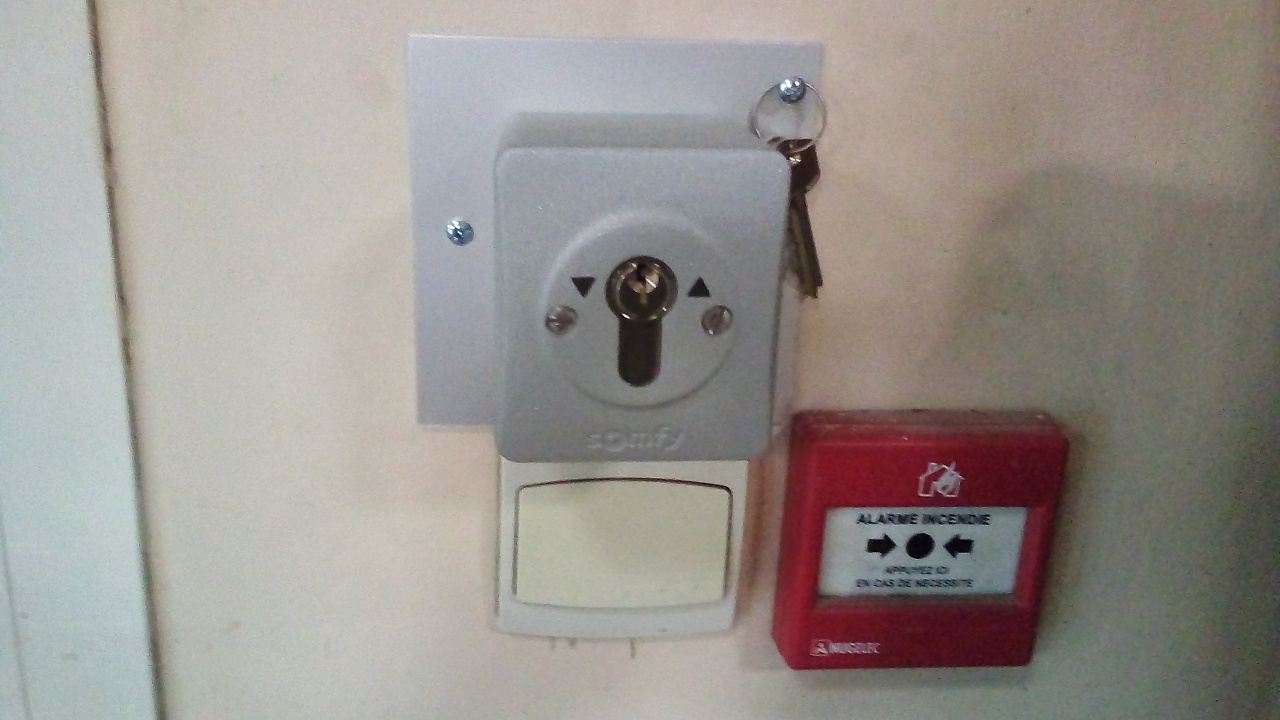 Volet roulant de la porte d'entrée du siège Volet roulant de la porte d'entrée du siège