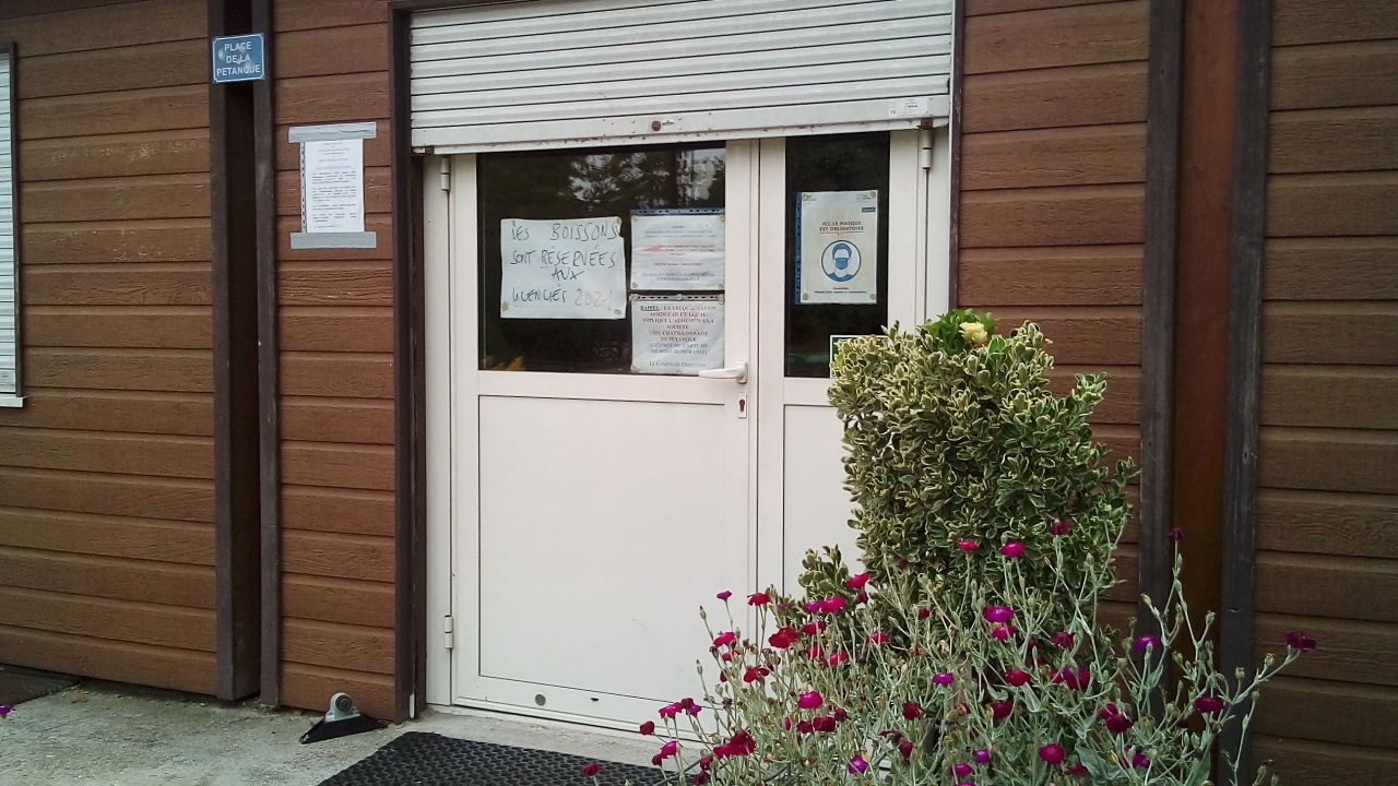 Volet roulant de la porte d'entrée du siège Volet roulant de la porte d'entrée du siège