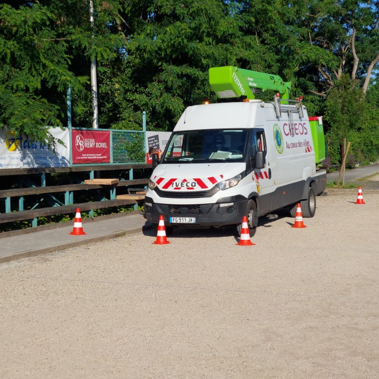 01-8h40 le camion est positionné pour le 1er lampadaire 01-8h40 le camion est positionné pour le 1er lampadaire