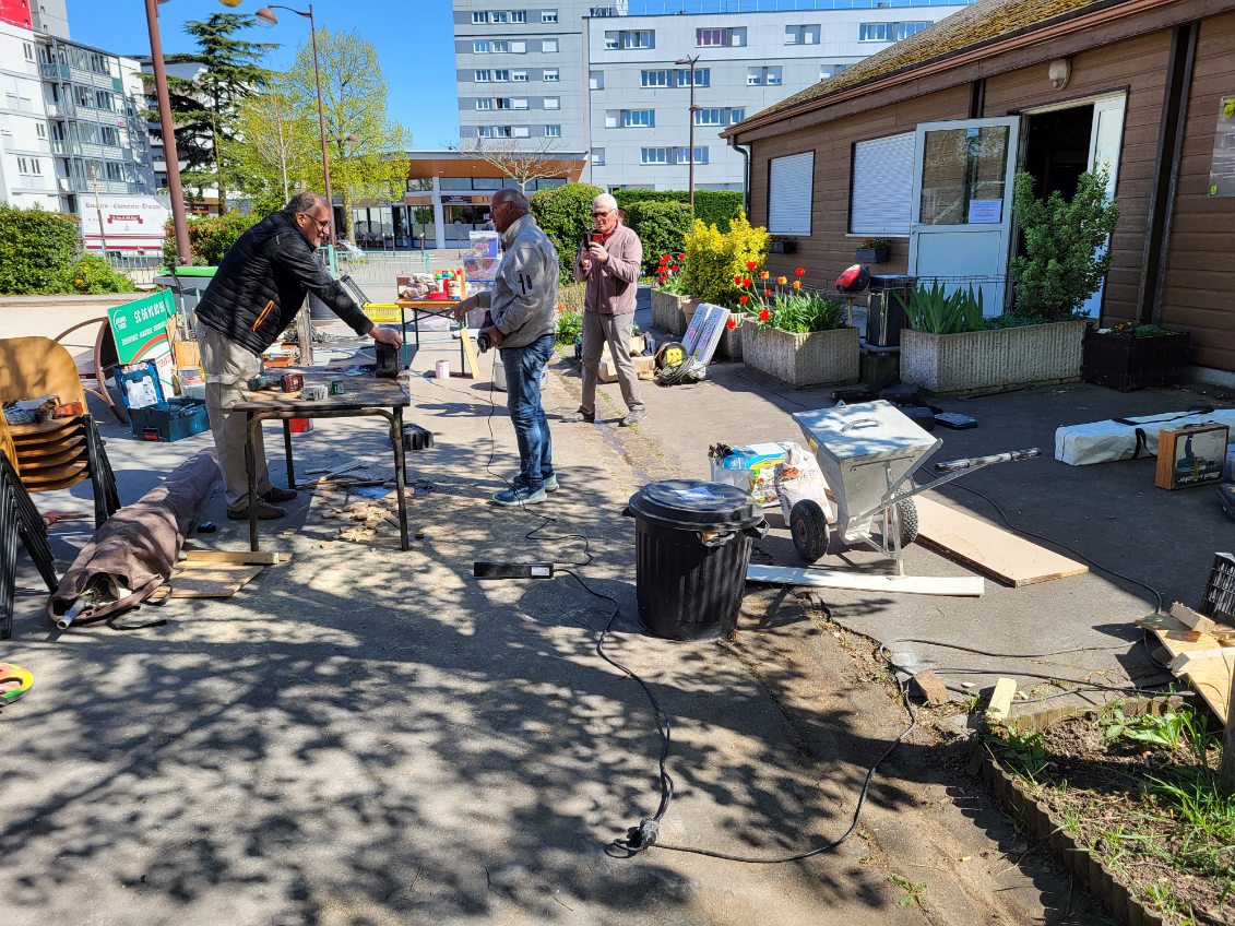 Aménagement du chalet / Nettoyage des tribunes Aménagement du chalet / Nettoyage des tribunes