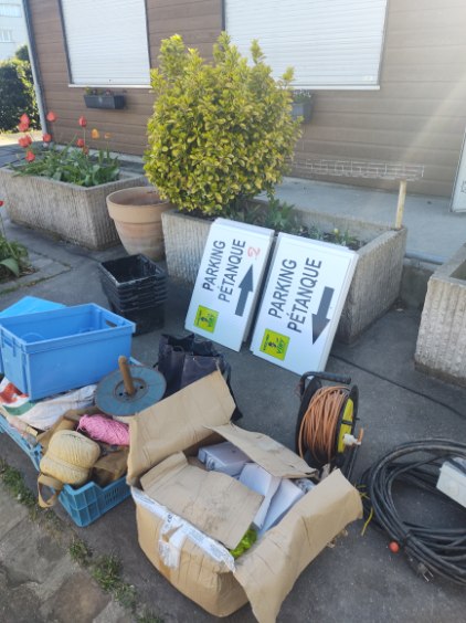 Aménagement du chalet / Nettoyage des tribunes Aménagement du chalet / Nettoyage des tribunes