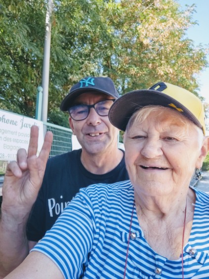 Désherbage sous la tribune Désherbage sous la tribune