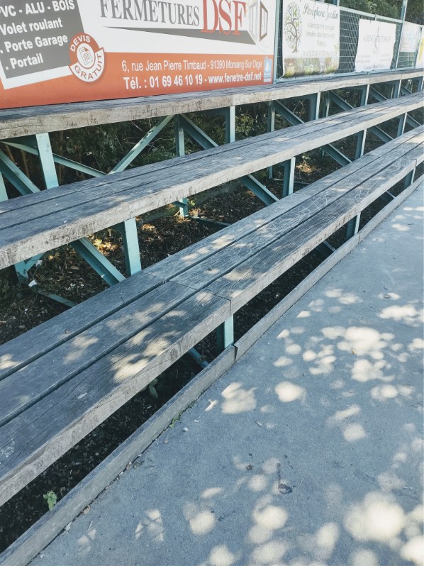 Désherbage sous la tribune Désherbage sous la tribune