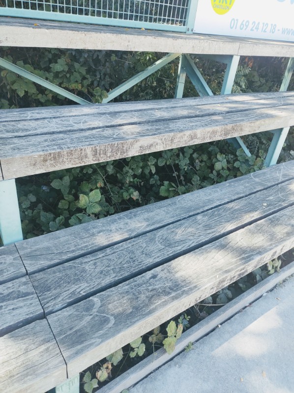 Désherbage sous la tribune Désherbage sous la tribune