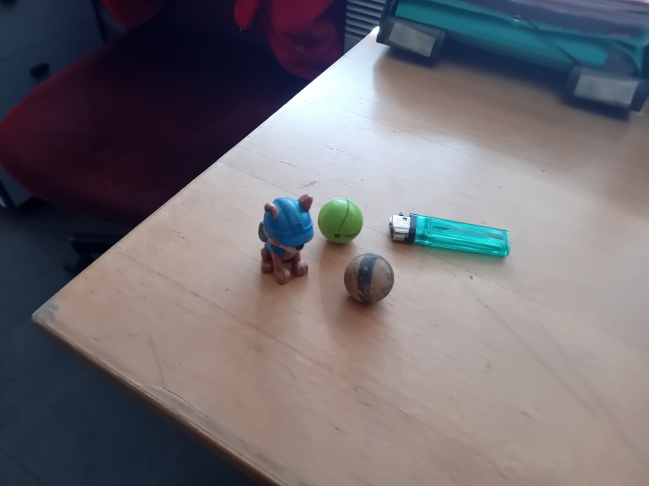 Désherbage sous la tribune Désherbage sous la tribune