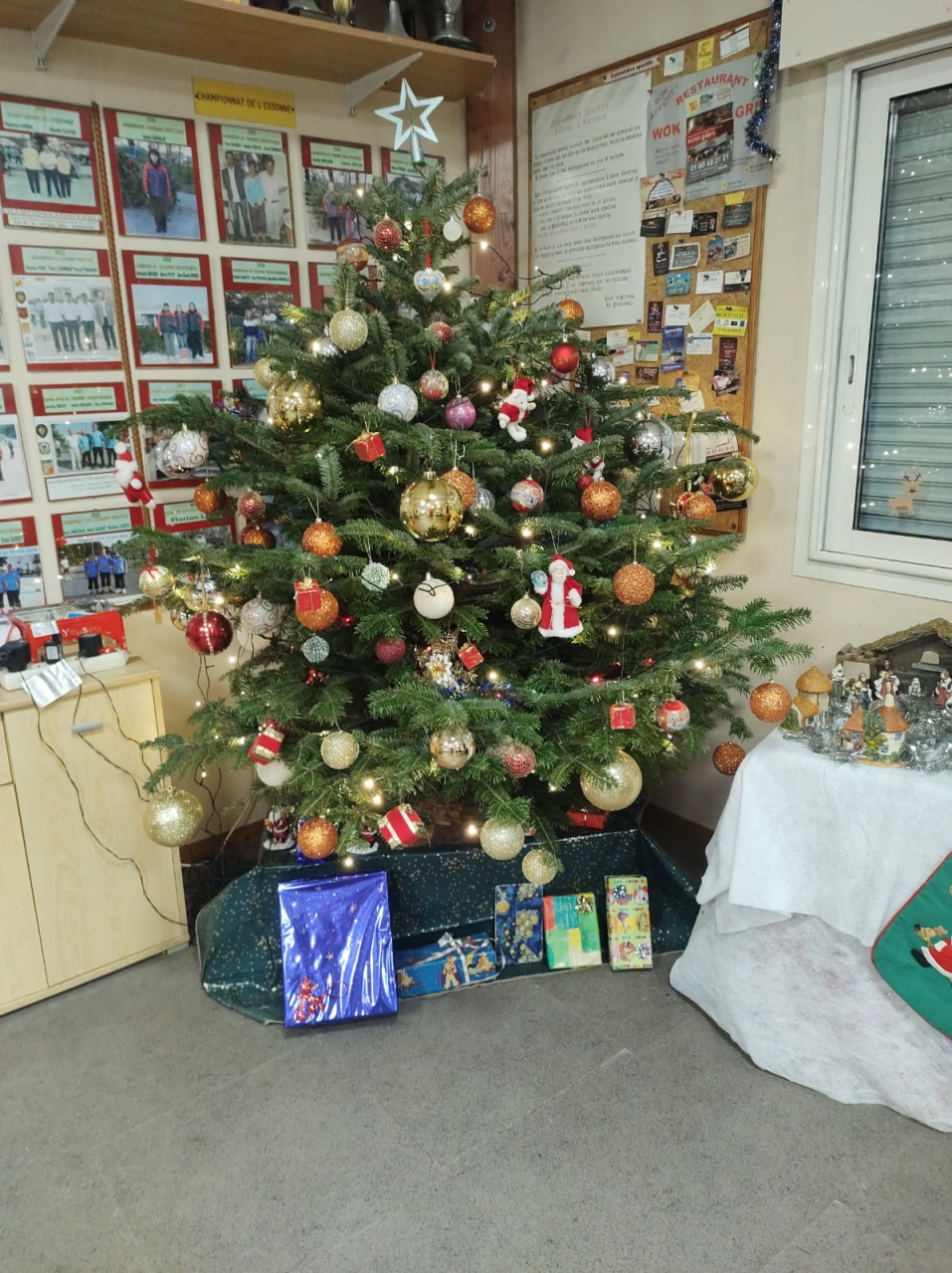 Sapin de Noël et crèche 2025