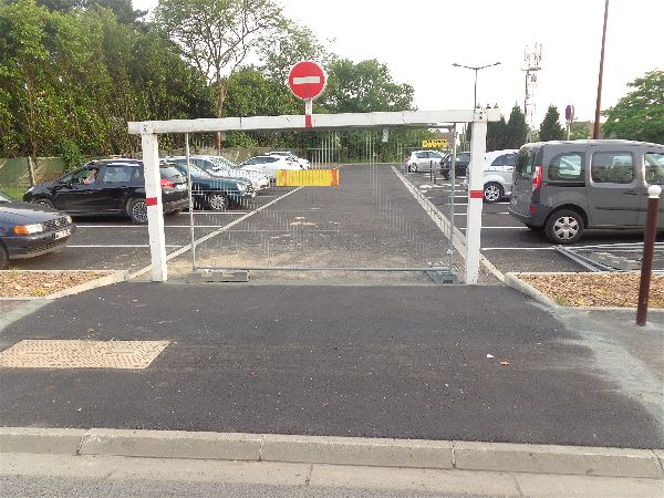 Parking juxtant le siège Parking juxtant le siège