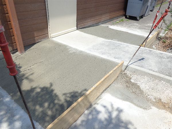 Le pont aux poubelles Le pont aux poubelles
