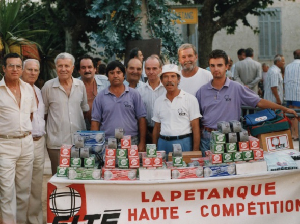 Souvenir de la grande semaine bouliste du Beach Club dans les années 80, on reconnait de gauche à droite ; GUIBILATO-PETRUZELLI-BERNARD-MARINI-COSENTINO-TOUSSAINT-THOMAS-FAZZINO-MESCHINI-COSENTINO