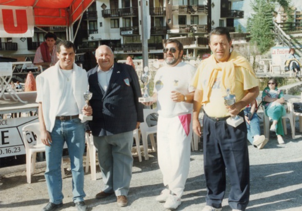 ESSAFRI et BRANCHETTI recoivent la coupe du président Gilles DELVAL lors de la semaine des ORRES dans le 05