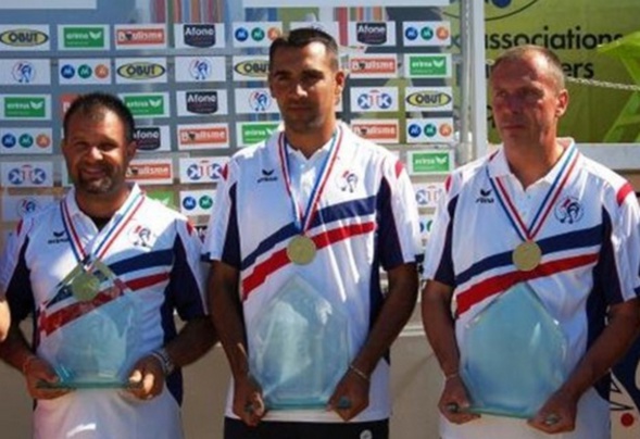 Les champions de France triplettes au Jeu Provençal 2011 > Henri LACROIX, Anthony KERFAH et Thierry TERRENO Les champions de France triplettes au Jeu Provençal 2011 > Henri LACROIX, Anthony KERFAH et Thierry TERRENO