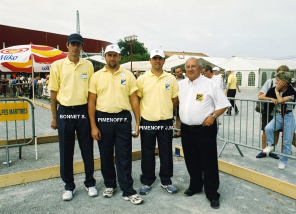 5ème France triplettes à SOUSTONS en 2002 perdu au barrage des poules  contre JANKOWSKI - SCHIMIZZI - MINNITI du 71 5ème France triplettes à SOUSTONS en 2002 perdu au barrage des poules  contre JANKOWSKI - SCHIMIZZI - MINNITI du 71