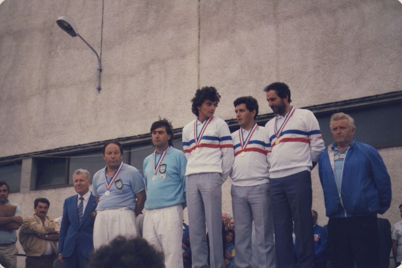 Le podium du championnat de France doublettes et individuels 1986 à ALBI on reconnait de gauche à droite LEBEAU-FOYOT - KASSI-FRAGNOUD et COULOMB