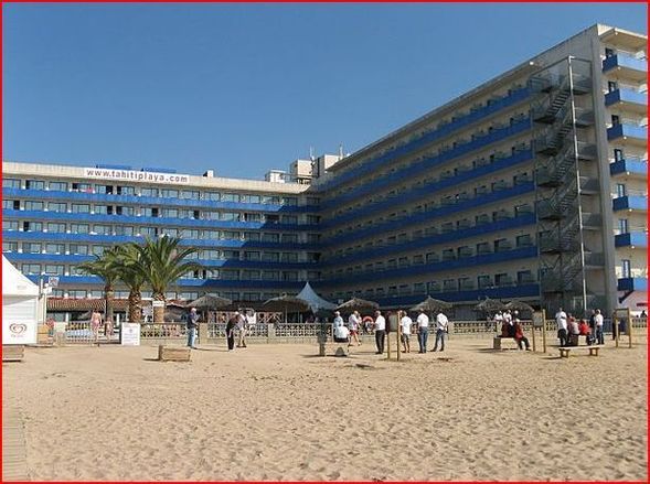 Les terrains touchent l'Hôtel ainsi que la mer