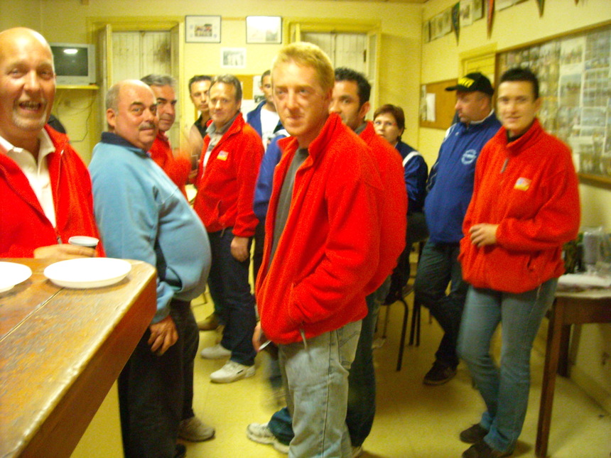 Parthenay savoure leur victoire et remercie le club de Rochefort pour leur accueuil Parthenay savoure leur victoire et remercie le club de Rochefort pour leur accueuil