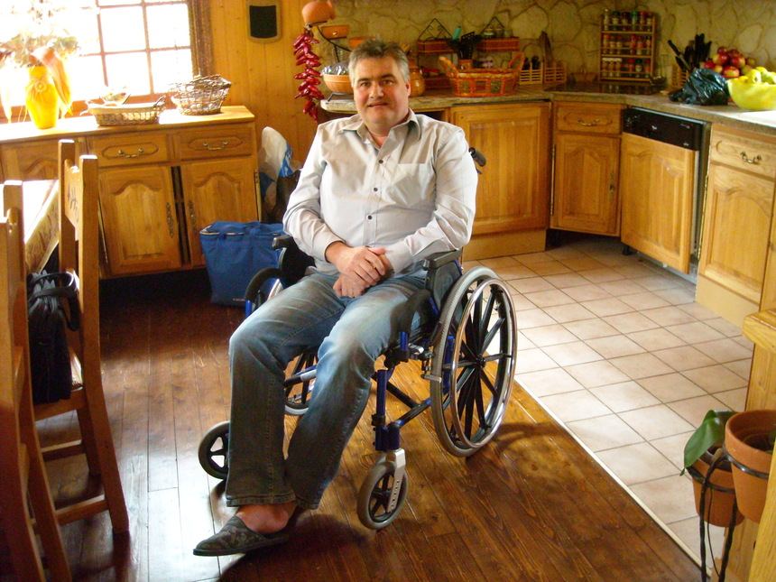 Hervé dans son fauteuil roulant , lance un défi à son ami Hector Milési pour un t à t  (blague) bonjour Hector de la part de Hervé