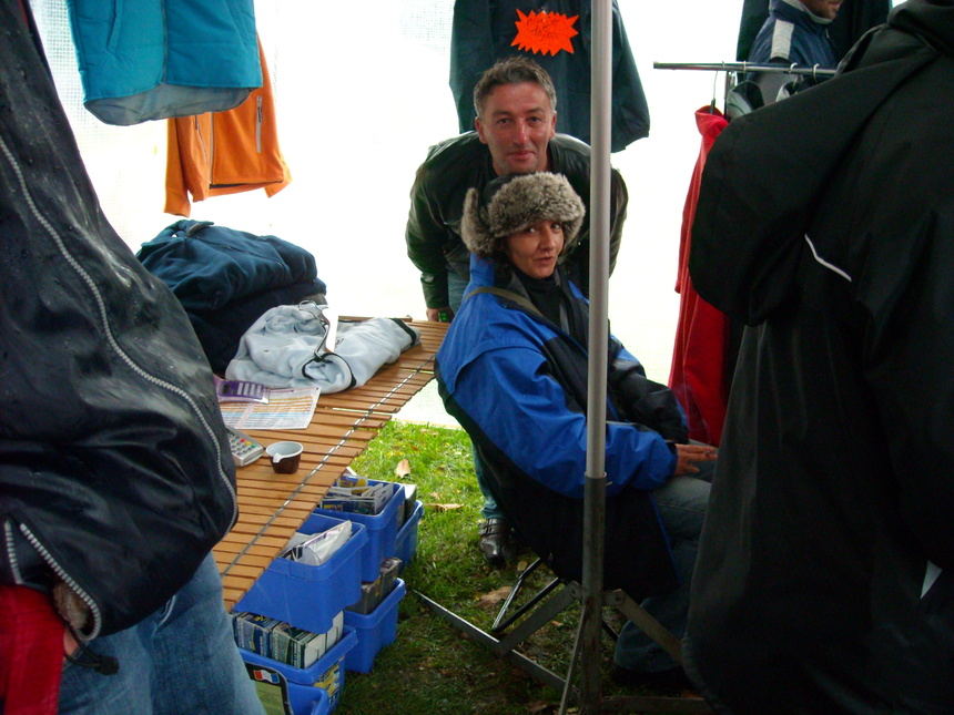 Corinne la charmante hotesse du stand, et Amar qui tente de se faire pardonner