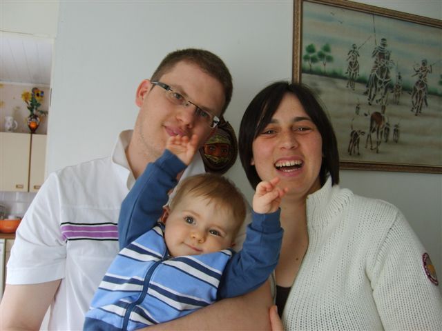 ENZO heureux  avec papa et maman