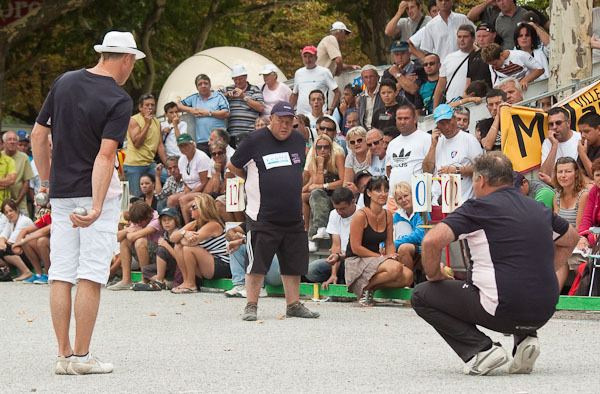 Lucien se concentre pour tirer le bouchon
