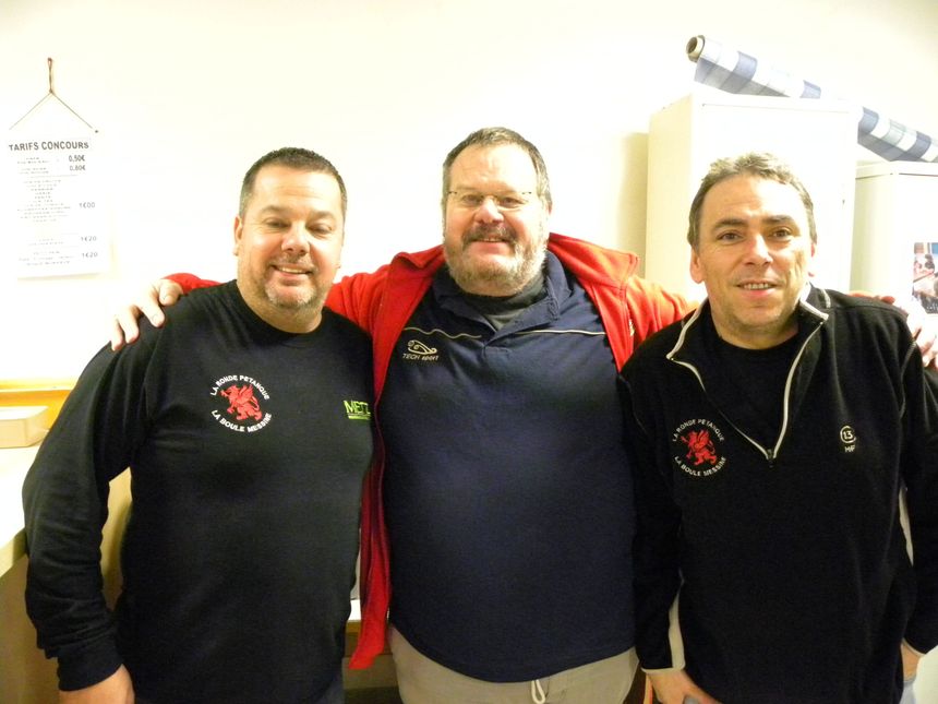 bien entouré le guytou ,clin d'oeil à notre ami Léon bien entouré le guytou ,clin d'oeil à notre ami Léon