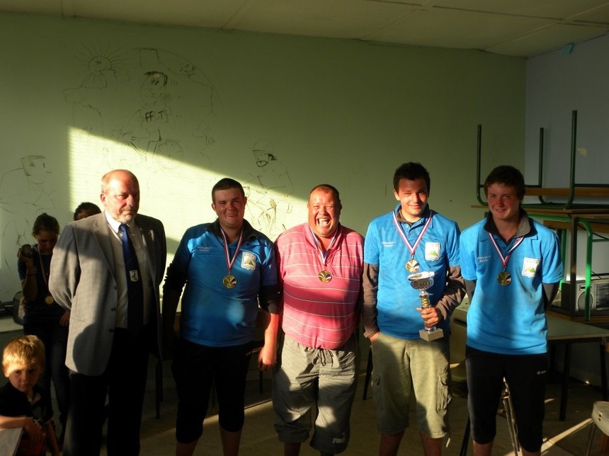 pilou ,un coach heureux avec ses champions juniors pilou ,un coach heureux avec ses champions juniors