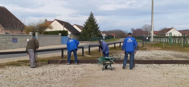 bravo aux benevoles pour la préparation du terrain de petanque