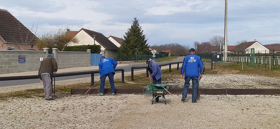 bravo aux benevoles pour la préparation du terrain de petanque