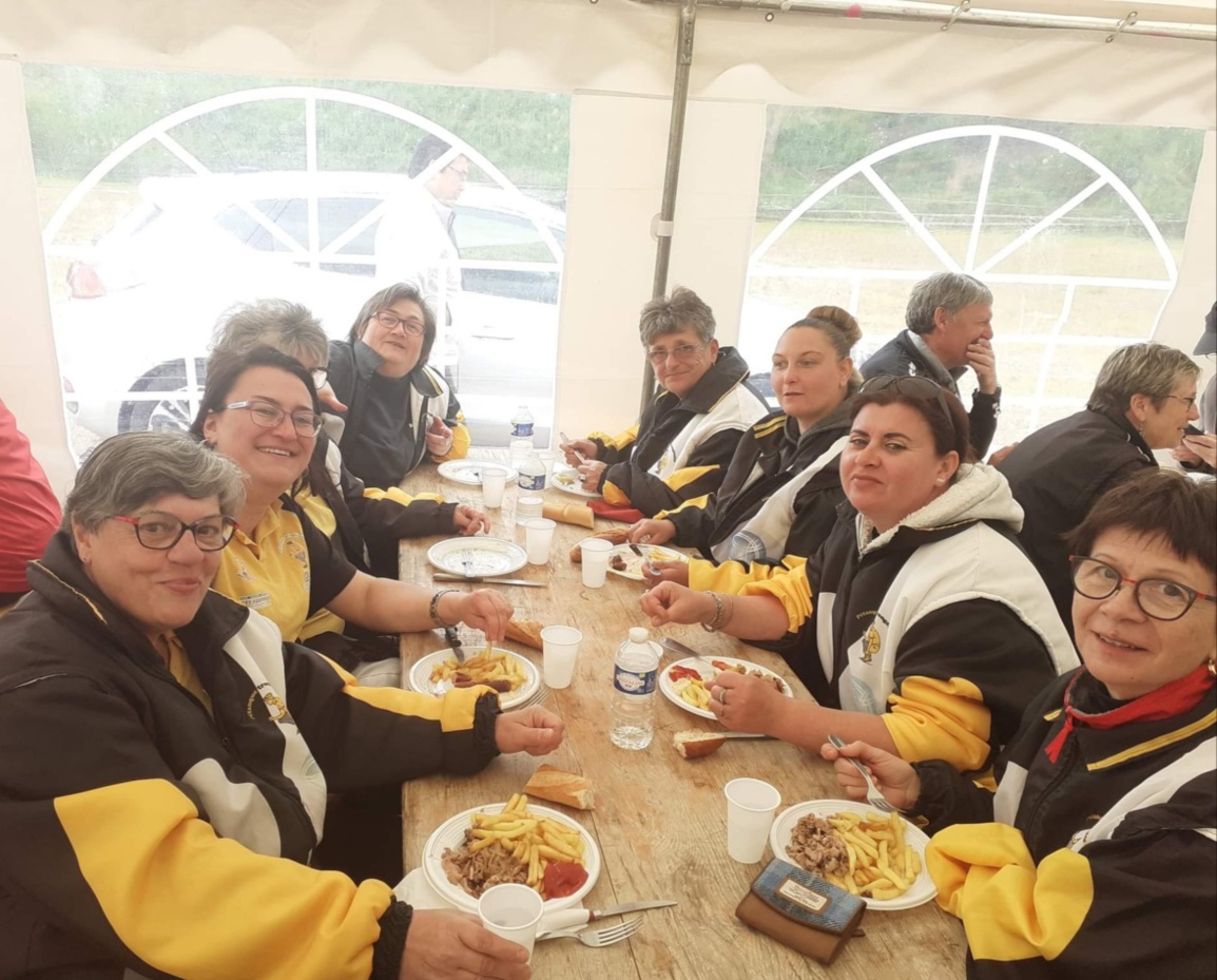 Belle brochette de doublettes féminines ! Belle représentation des "jaunes et noir" : 1 doublette pas sortie de poule, 2 doublettes perdu en barrage et Annie et Nono perdu en 8ème de finale . Belle brochette de doublettes féminines ! Belle représentation des "jaunes et noir" : 1 doublette pas sortie de poule, 2 doublettes perdu en barrage et Annie et Nono perdu en 8ème de finale .