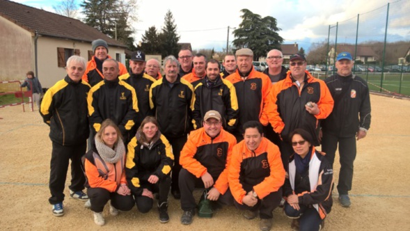 Les 2 équipes et Alain l'arbitre de la rencontre Les 2 équipes et Alain l'arbitre de la rencontre