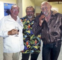 Souvenir d'une visite de Johnny, Carlos et Eddy Barklay Souvenir d'une visite de Johnny, Carlos et Eddy Barklay