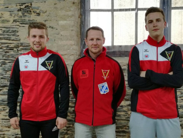 Nos deux représentants, Quentin (à gauche) et Corentin (à droite) accompagnés de Dominique notre initiateur Nos deux représentants, Quentin (à gauche) et Corentin (à droite) accompagnés de Dominique notre initiateur