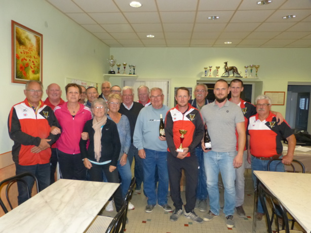 Le Vainqueur Dominique GREFFIER et les participants de cette journée Le Vainqueur Dominique GREFFIER et les participants de cette journée