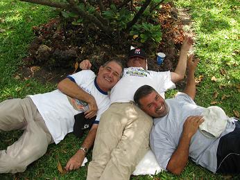 Sans oublier Gilbert (à gauche) et Robert (à droite) les 2 tantines de Michel Gay!! Sans oublier Gilbert (à gauche) et Robert (à droite) les 2 tantines de Michel Gay!!