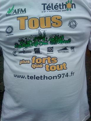 Le ventre de Joël bien adapté au tee-shirt du Téléthon!            Un XXL!!!!!!!!