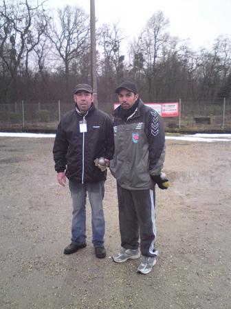 Nicolas et Régis Damour qui formeraient une excellente équipe locale!! et une excellente triplette avec Robert Bellon!!!! Nicolas et Régis Damour qui formeraient une excellente équipe locale!! et une excellente triplette avec Robert Bellon!!!!