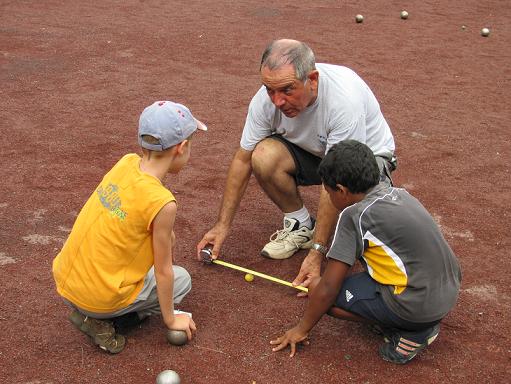 Ecole de pétanque: il est important d'apprendre à mesurer correctement!