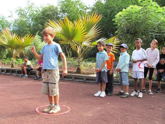 Découverte de la pétanque par les jeunes de l'OMS