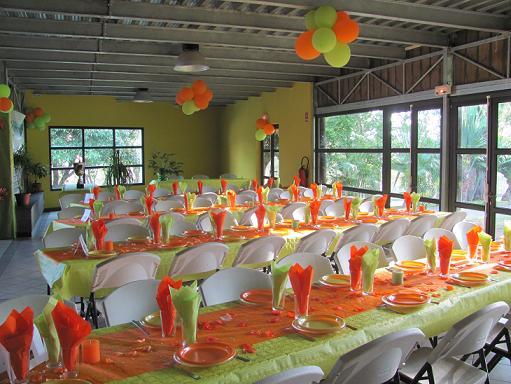 La décoration de la salle des fêtes pour le dîner dansant