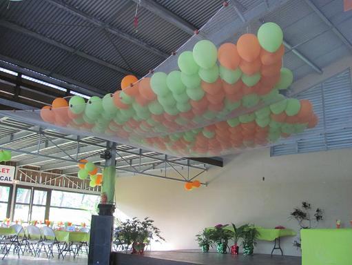 La décoration de la salle des fêtes pour le dîner dansant