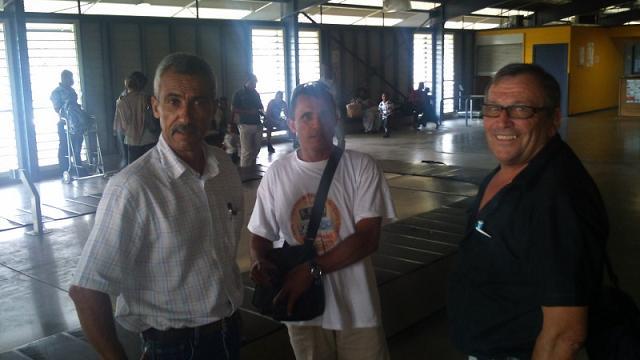 Jo,  Paulo et Michel en attente à l'aéroport de Diego.