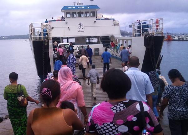 La fameuse barge qui relie Grande Terre et Petite Terre